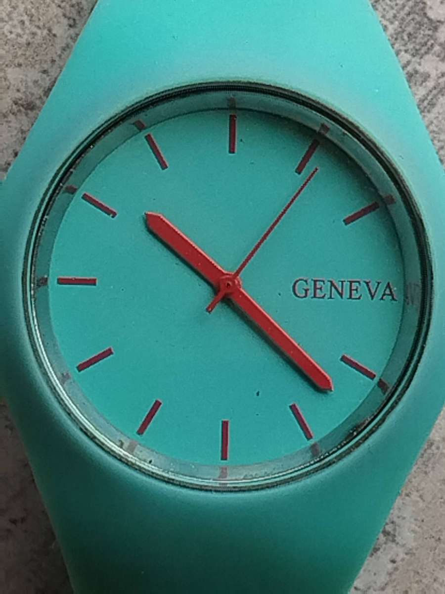 LADIES STUNNING GENEVA WATCH IN EXCELLENT WORKING CONDITION