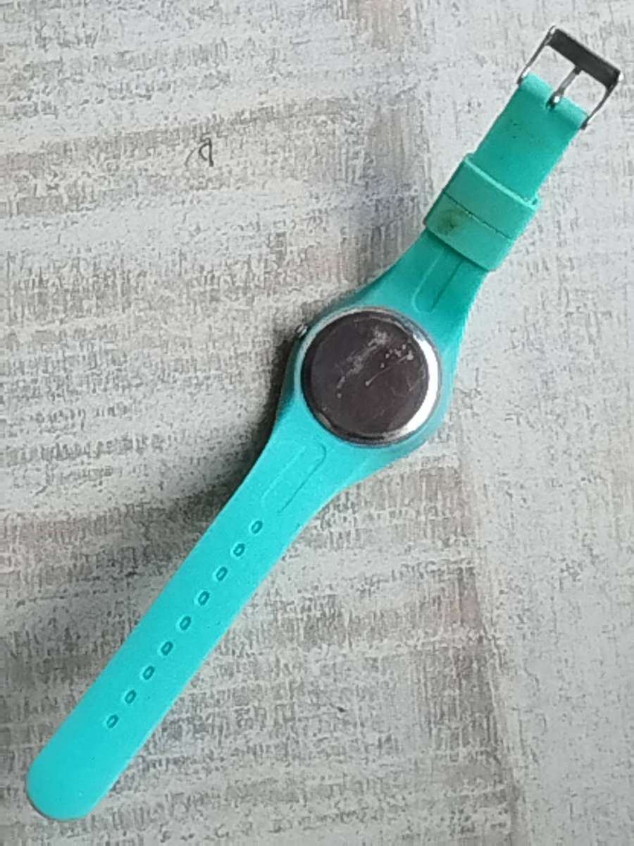 LADIES STUNNING GENEVA WATCH IN EXCELLENT WORKING CONDITION