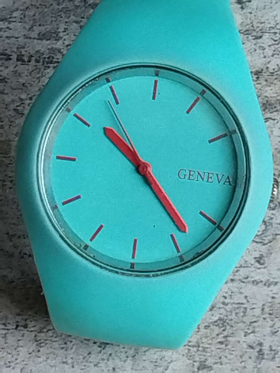 LADIES STUNNING GENEVA WATCH IN EXCELLENT WORKING CONDITION