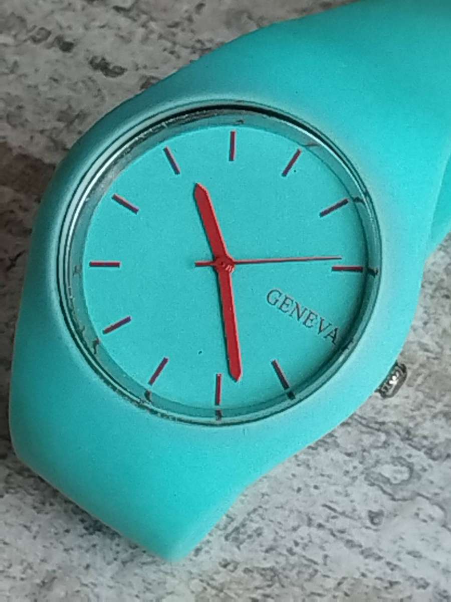 LADIES STUNNING GENEVA WATCH IN EXCELLENT WORKING CONDITION