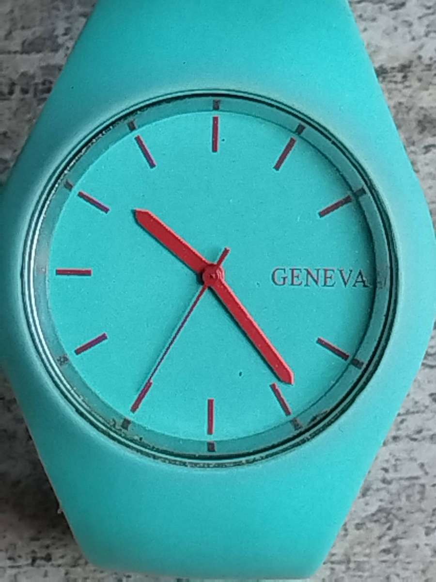 LADIES STUNNING GENEVA WATCH IN EXCELLENT WORKING CONDITION