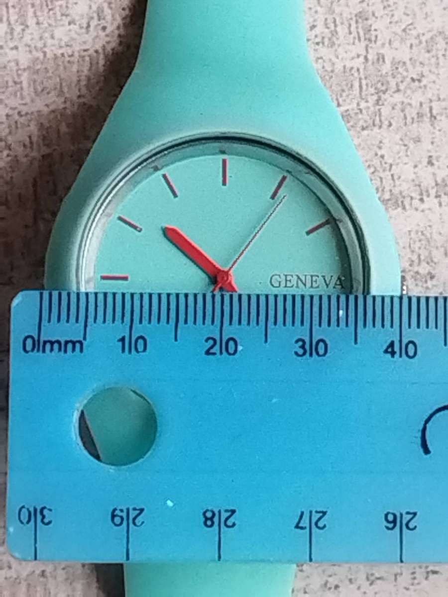 LADIES STUNNING GENEVA WATCH IN EXCELLENT WORKING CONDITION