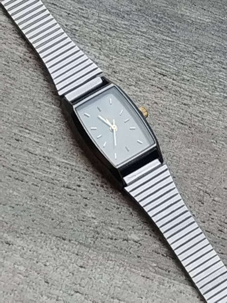 LADIES STUNNING CHEVAL WATCH WITH STAINLESS STEEL STRAP IN EXCELLENT WORKING CONDITION