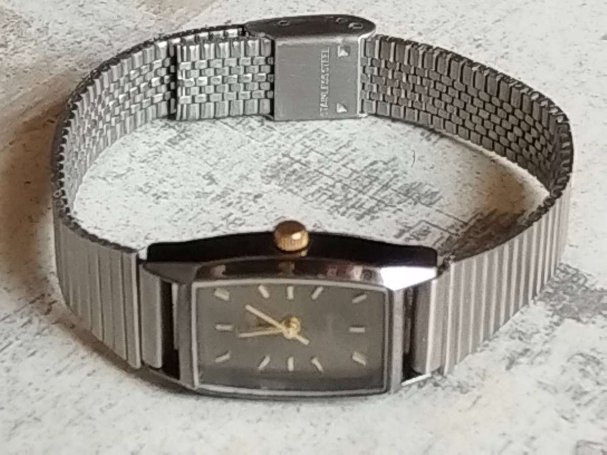 LADIES STUNNING CHEVAL WATCH WITH STAINLESS STEEL STRAP IN EXCELLENT WORKING CONDITION