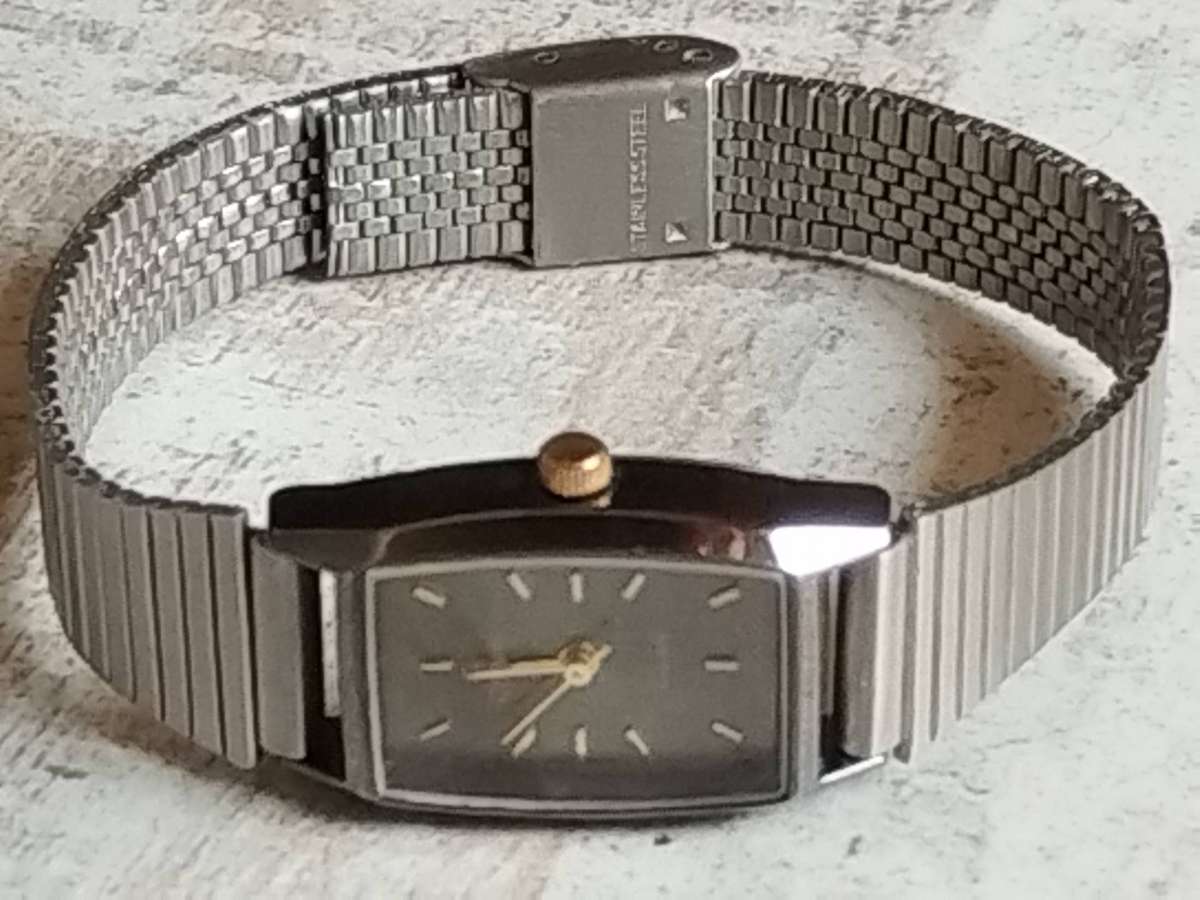 LADIES STUNNING CHEVAL WATCH WITH STAINLESS STEEL STRAP IN EXCELLENT WORKING CONDITION