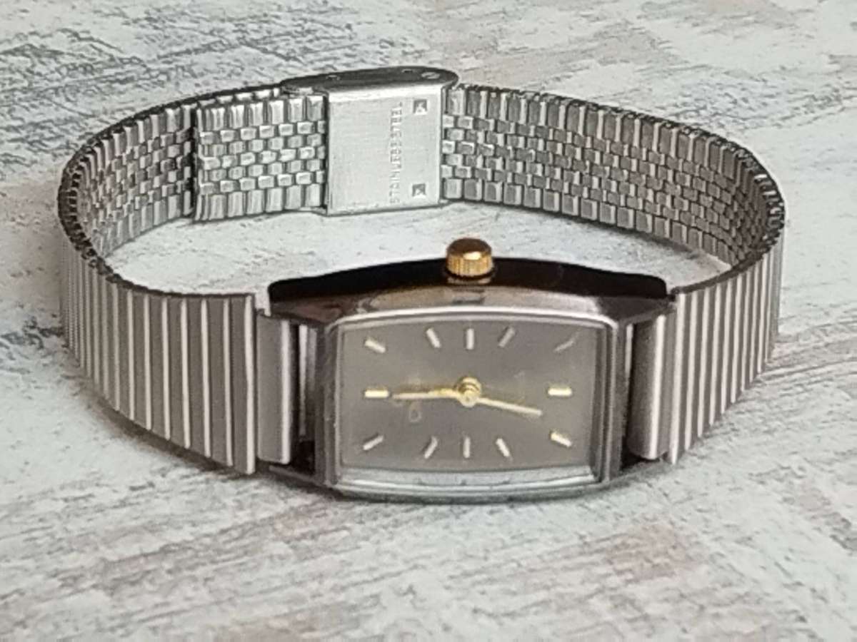 LADIES STUNNING CHEVAL WATCH WITH STAINLESS STEEL STRAP IN EXCELLENT WORKING CONDITION