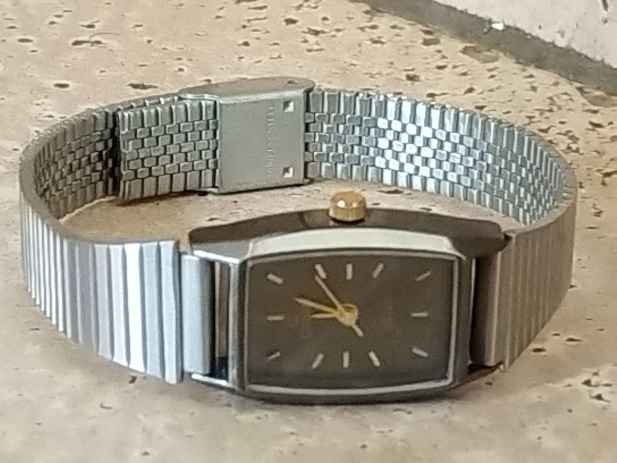 LADIES STUNNING CHEVAL WATCH WITH STAINLESS STEEL STRAP IN EXCELLENT WORKING CONDITION