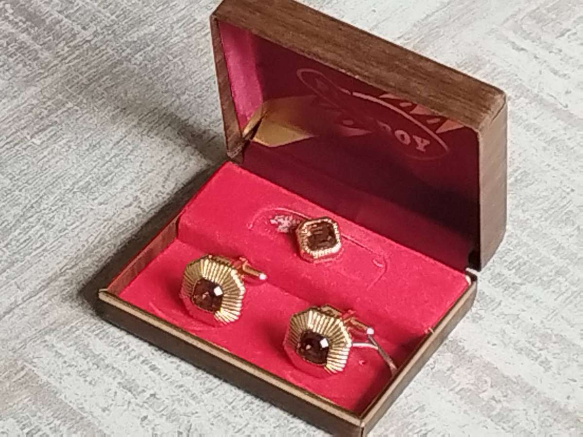 MENS VINTAGE GOLD CUFFLINKS SET IN ORIGINAL DISPLAY BOX