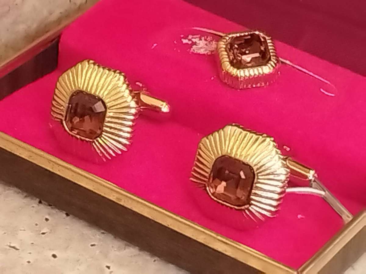 MENS VINTAGE GOLD CUFFLINKS SET IN ORIGINAL DISPLAY BOX