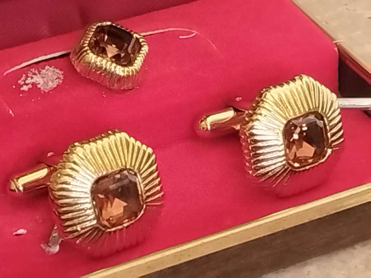 MENS VINTAGE GOLD CUFFLINKS SET IN ORIGINAL DISPLAY BOX