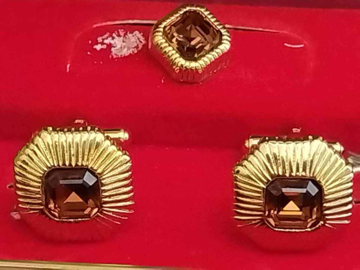 MENS VINTAGE GOLD CUFFLINKS SET IN ORIGINAL DISPLAY BOX