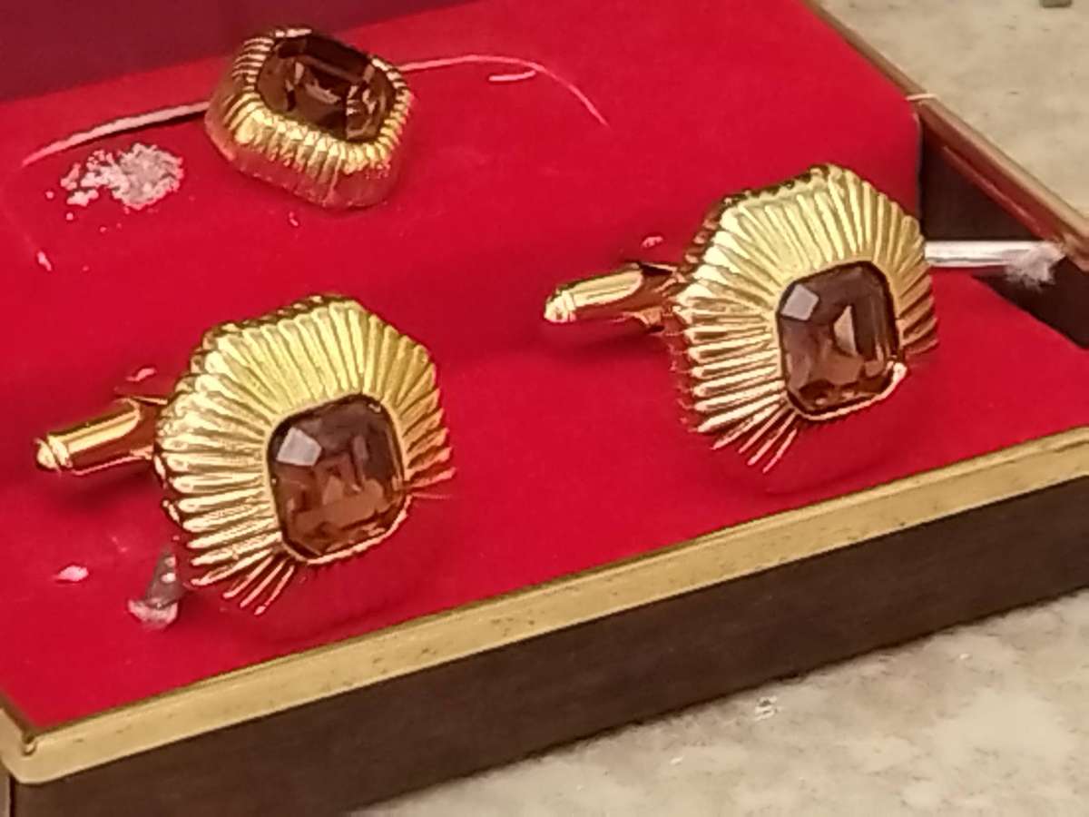 MENS VINTAGE GOLD CUFFLINKS SET IN ORIGINAL DISPLAY BOX