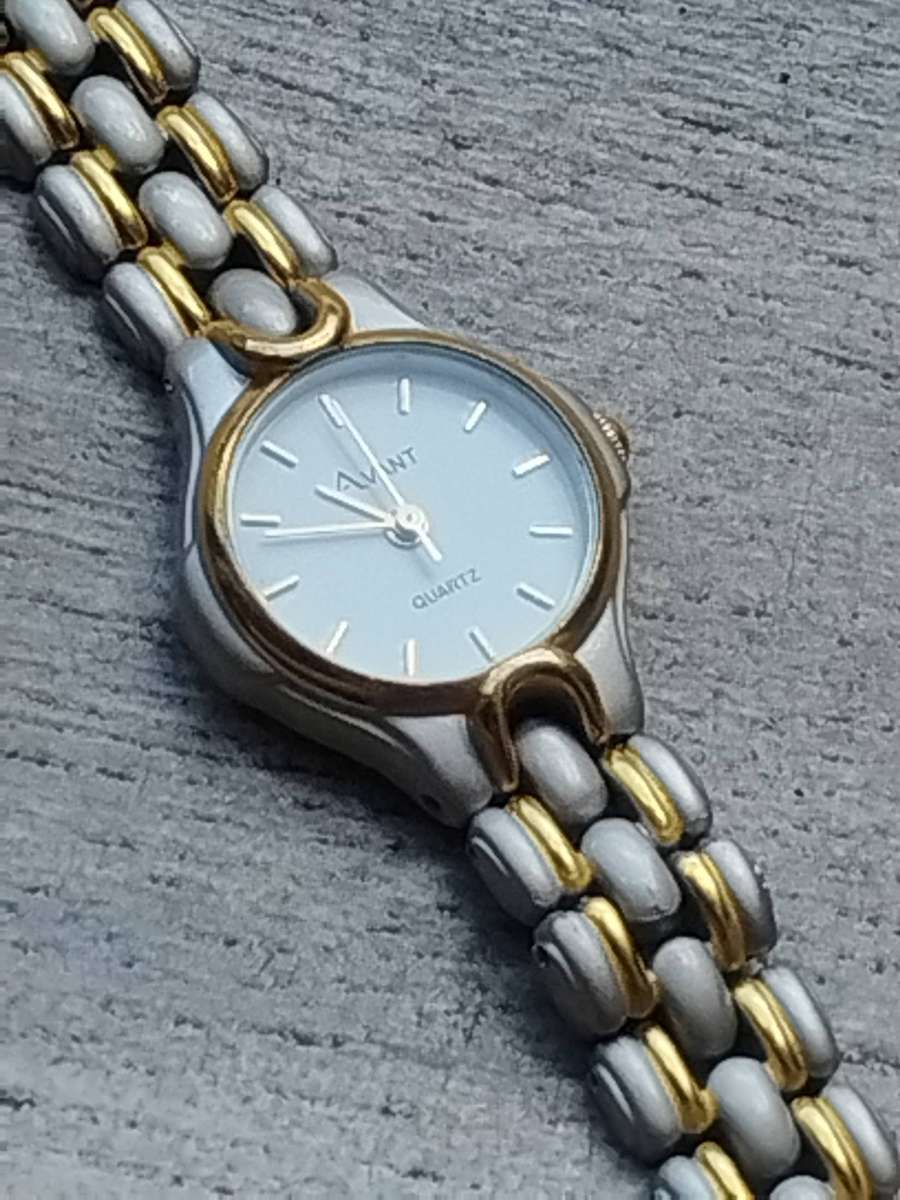 LADIES AVANT 2-TONE WATCH IN EXCELLENT WORKING CONDITION - UNUSED UNWORN STILL IN PACKAGING