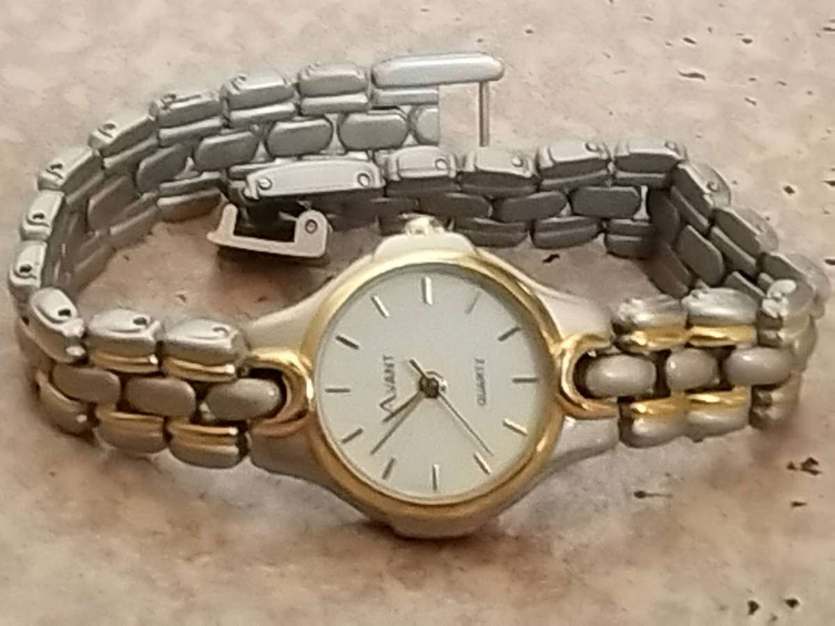 LADIES AVANT 2-TONE WATCH IN EXCELLENT WORKING CONDITION - UNUSED UNWORN STILL IN PACKAGING