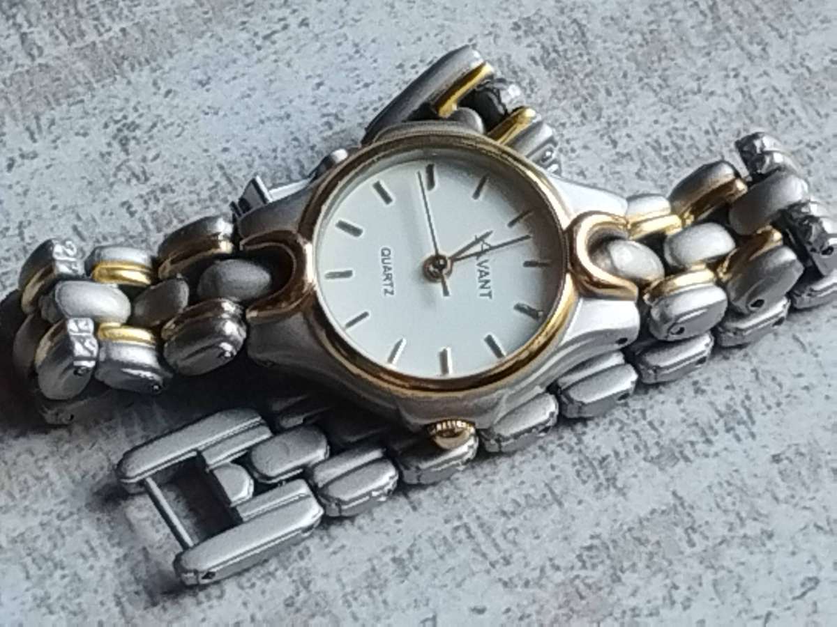 LADIES AVANT 2-TONE WATCH IN EXCELLENT WORKING CONDITION - UNUSED UNWORN STILL IN PACKAGING