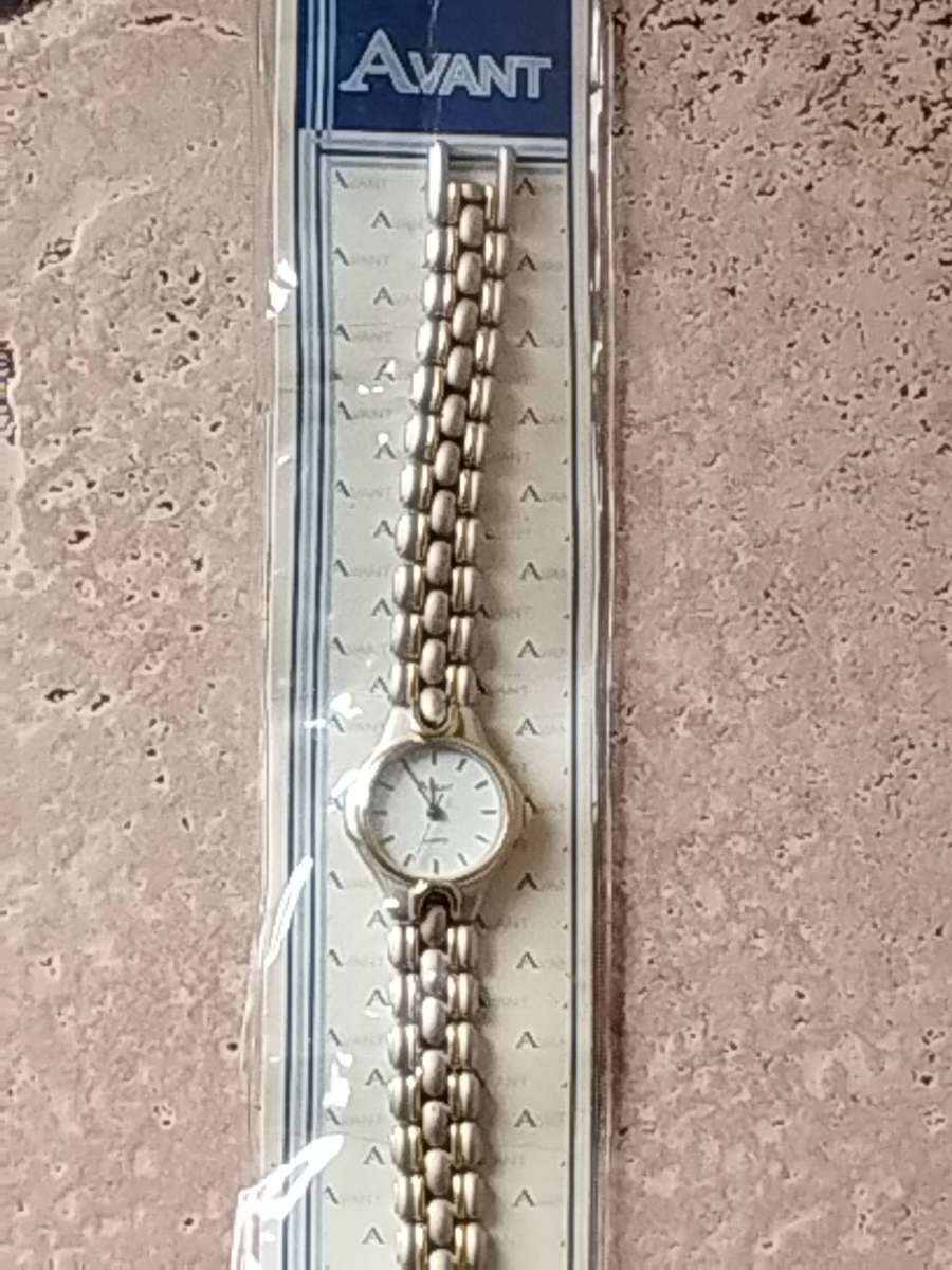 LADIES AVANT 2-TONE WATCH IN EXCELLENT WORKING CONDITION - UNUSED UNWORN STILL IN PACKAGING