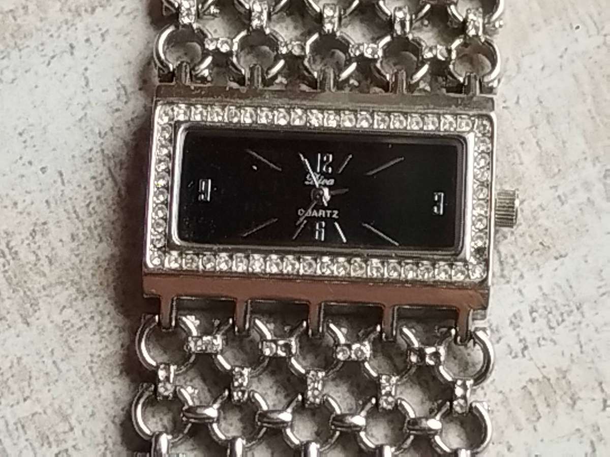 LADIES DIVA FASHION WATCH IN EXCELLENT WORKING CONDITION