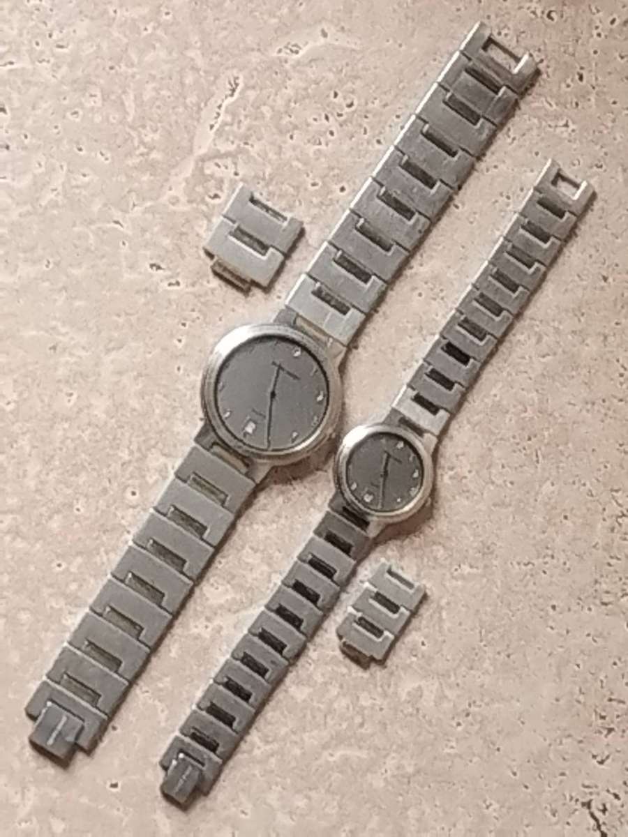 HIS AND HERS PIERRE CARDIN WATCH SET WITH EXTRA STRAP LINKS IN EXCELLENT WORKING CONDITION