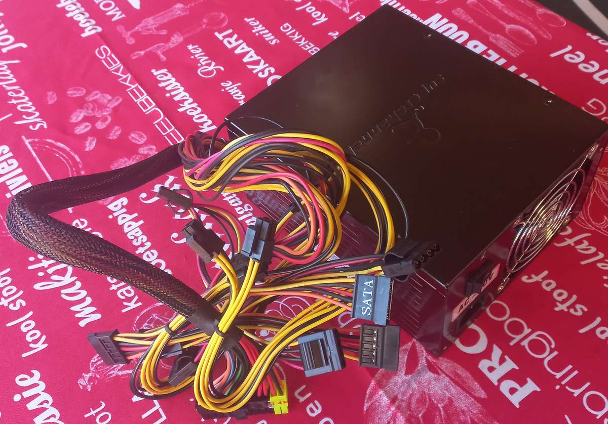 550w Power Supply, 2x 4 Pin power, and 1 x 3 pin power