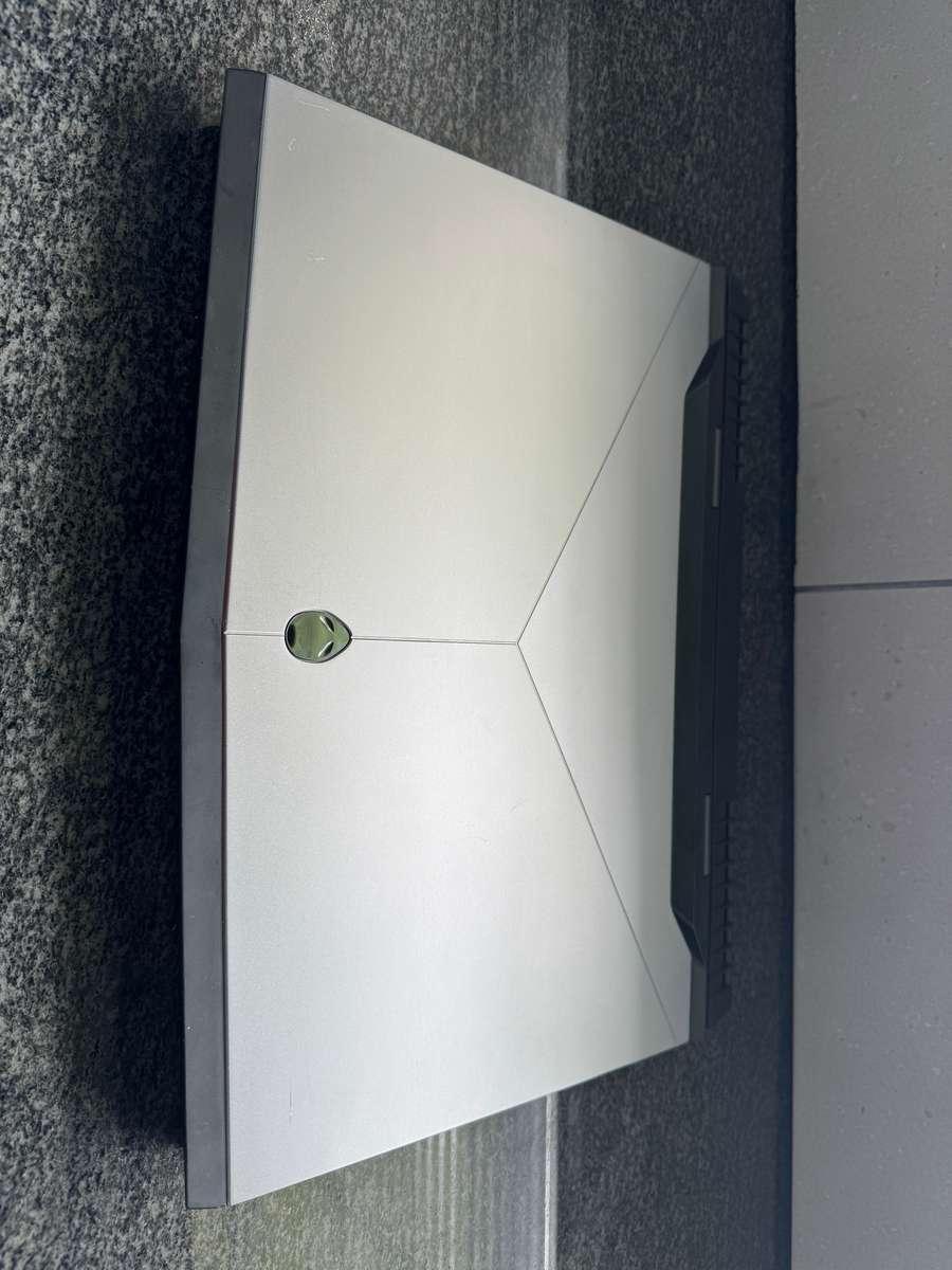 Alienware M17 R5 Intel Core i9 Hexa Core 1TB SSD 32GB DDR4 GTX 1080 8GB 17.3" QHD