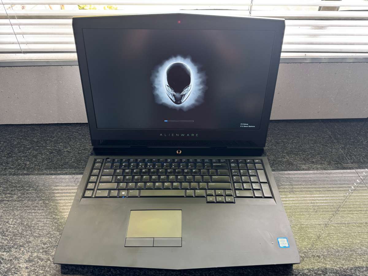 Alienware M17 R5 Intel Core i9 Hexa Core 1TB SSD 32GB DDR4 GTX 1080 8GB 17.3" QHD