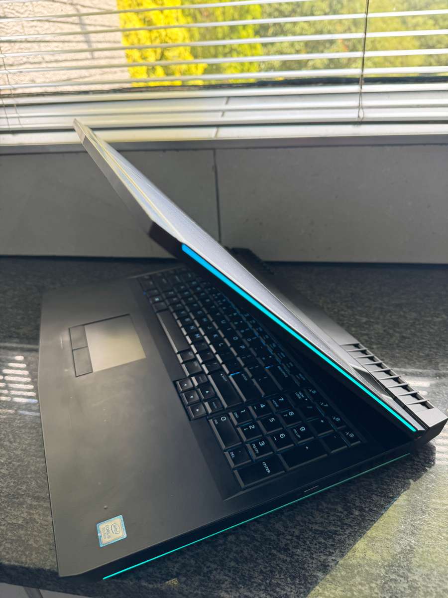 Alienware M17 R5 Intel Core i9 Hexa Core 1TB SSD 32GB DDR4 GTX 1080 8GB 17.3" QHD