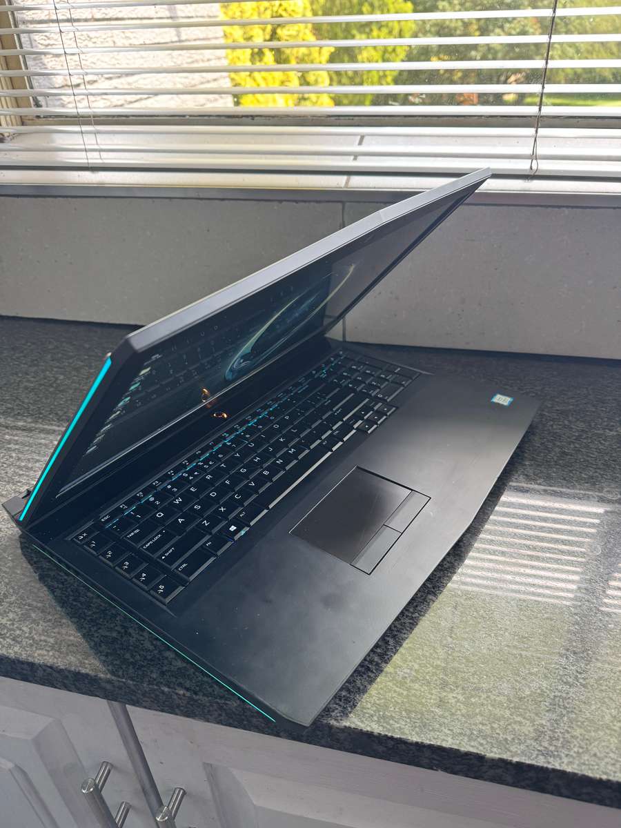 Alienware M17 R5 Intel Core i9 Hexa Core 1TB SSD 32GB DDR4 GTX 1080 8GB 17.3" QHD