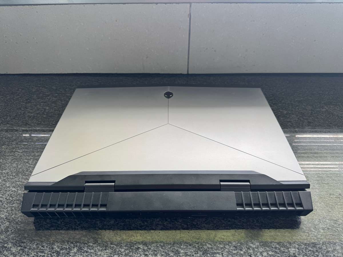 Alienware M17 R5 Intel Core i9 Hexa Core 1TB SSD 32GB DDR4 GTX 1080 8GB 17.3" QHD