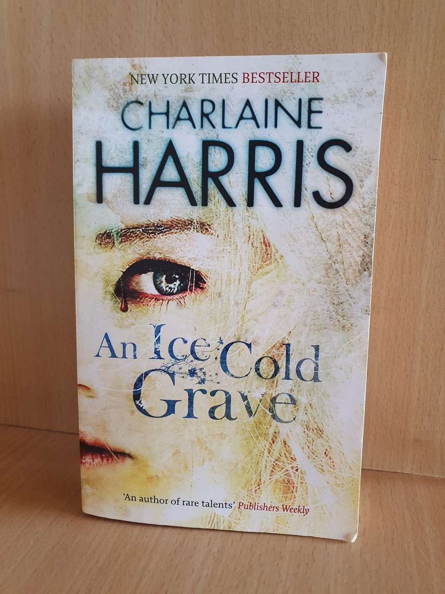 An Ice Cold Grave: Charlaine Harris  (Paperback)