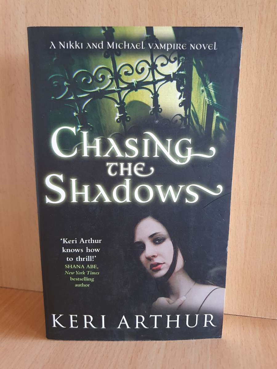 Chasing the Shadows: Keri Arthur  (Paperback)