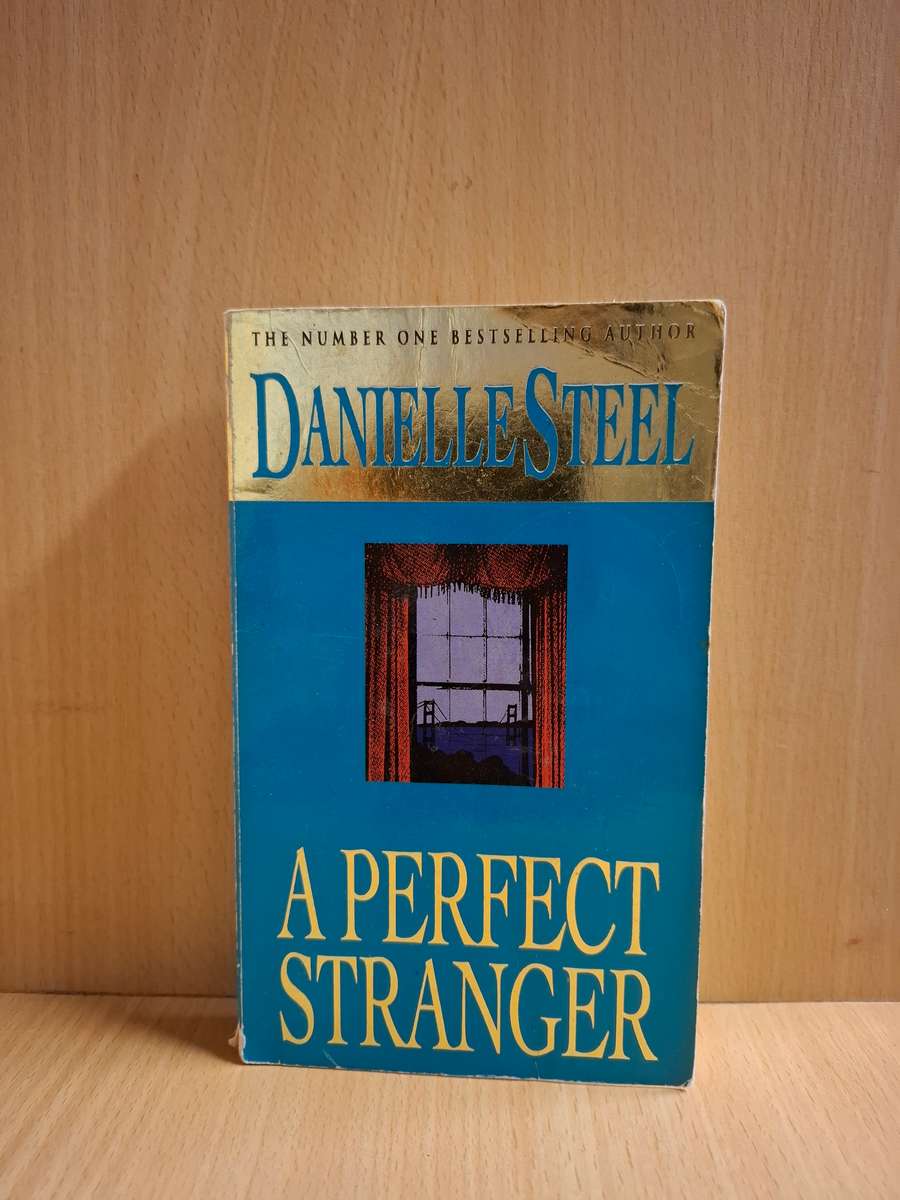 A Perfect Stranger: Danielle Steel (Paperback)