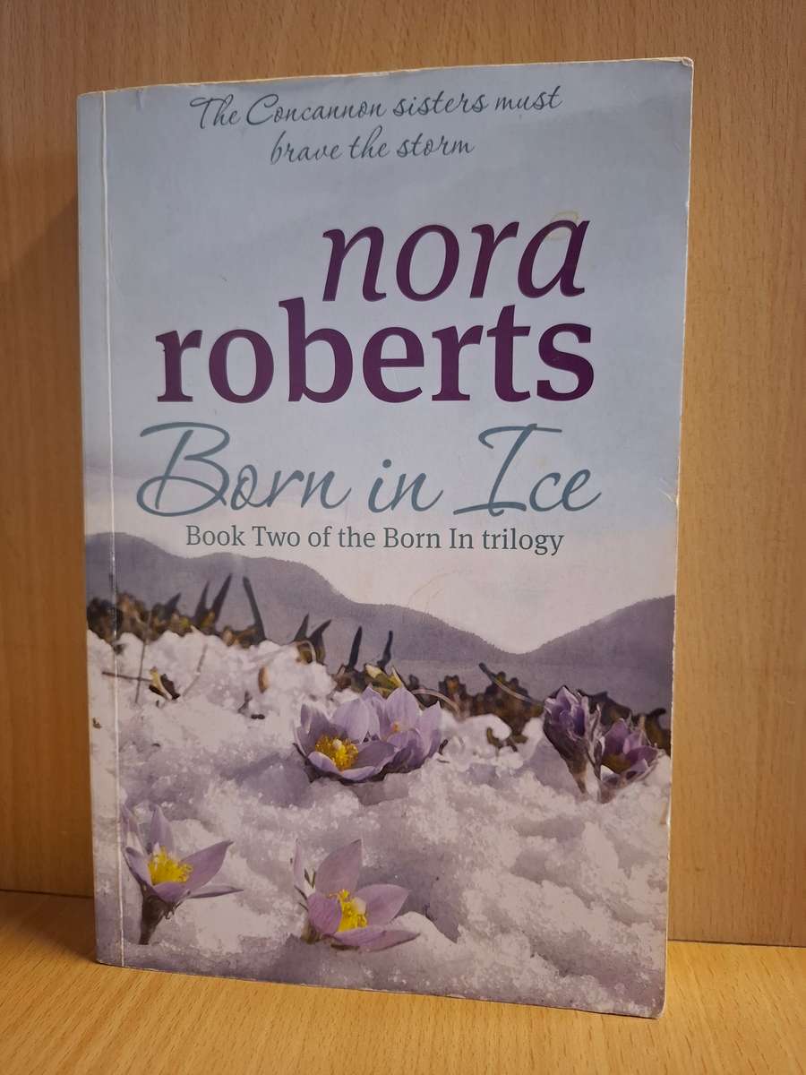 Born in Ice : Nora Roberts  (Paperback)