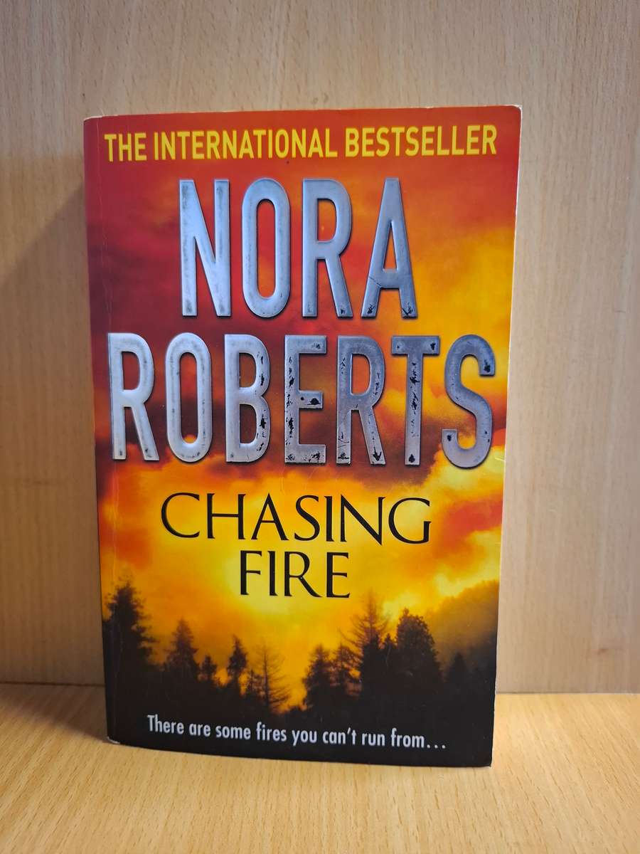 Chasing Fire: Nora Roberts  (Paperback)