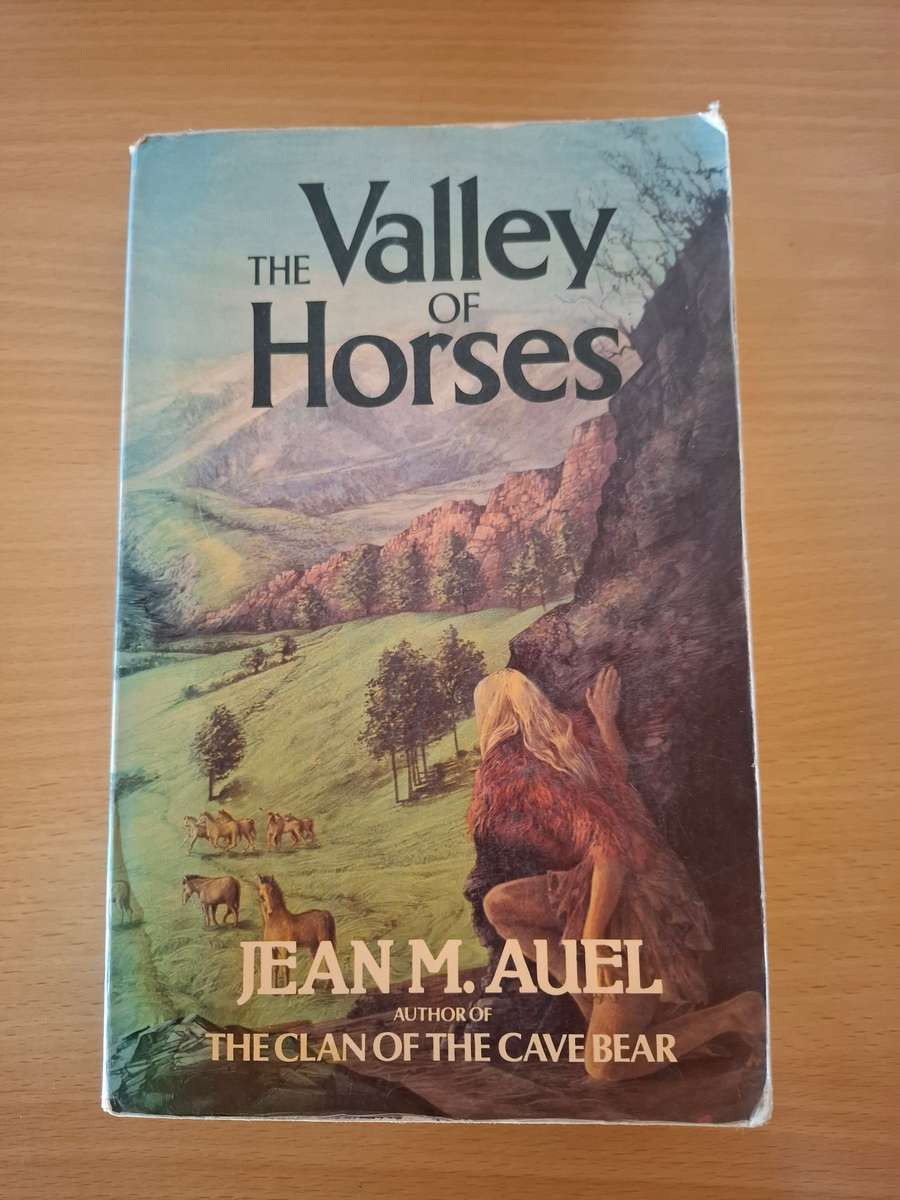 The Valley of The Horses: Jean M. Auel (Paperback)