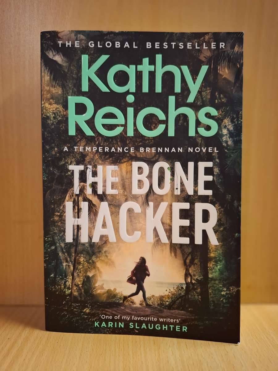 The Bone Hacker : Kathy Reichs  (Large Paperback)