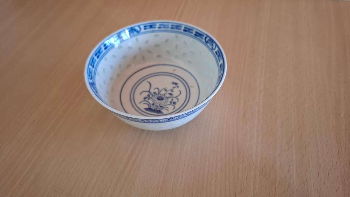 Round Blue & White Chinese Bowl - width 11cm height 6cm