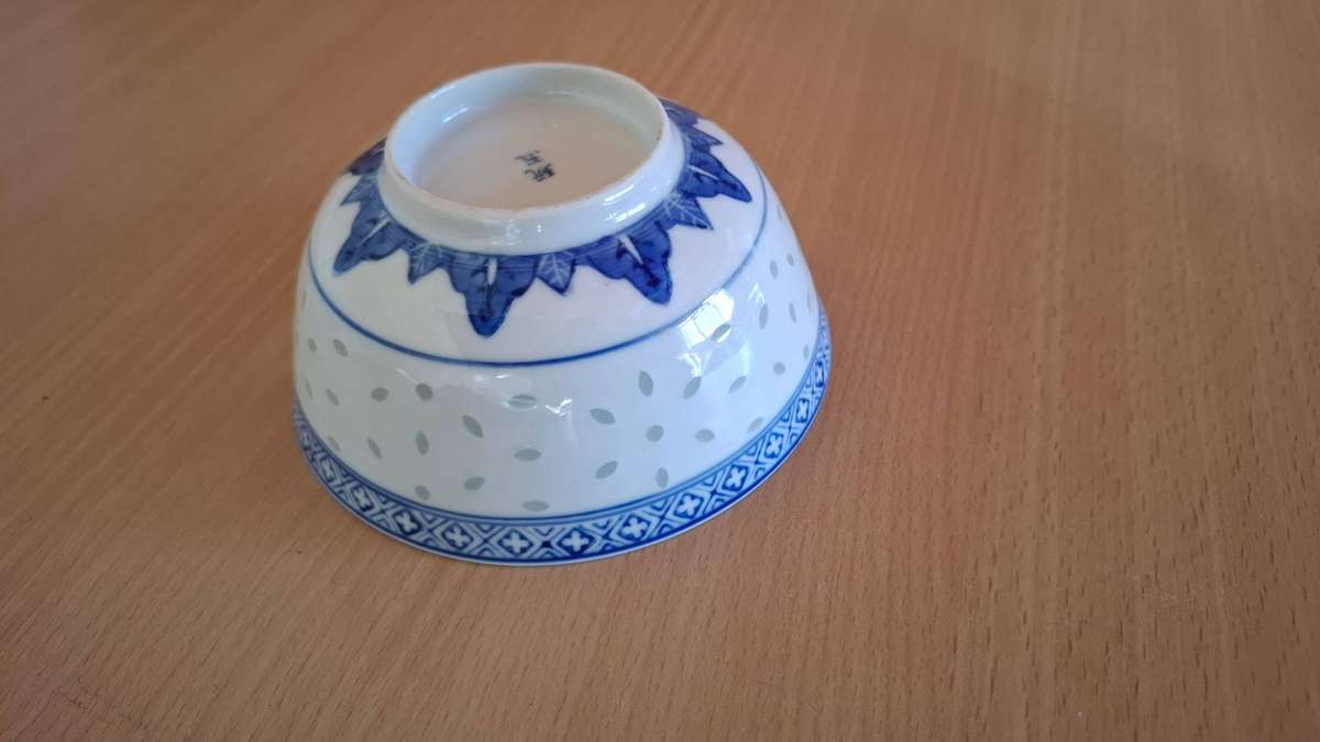 Round Blue & White Chinese Bowl - width 11cm height 6cm