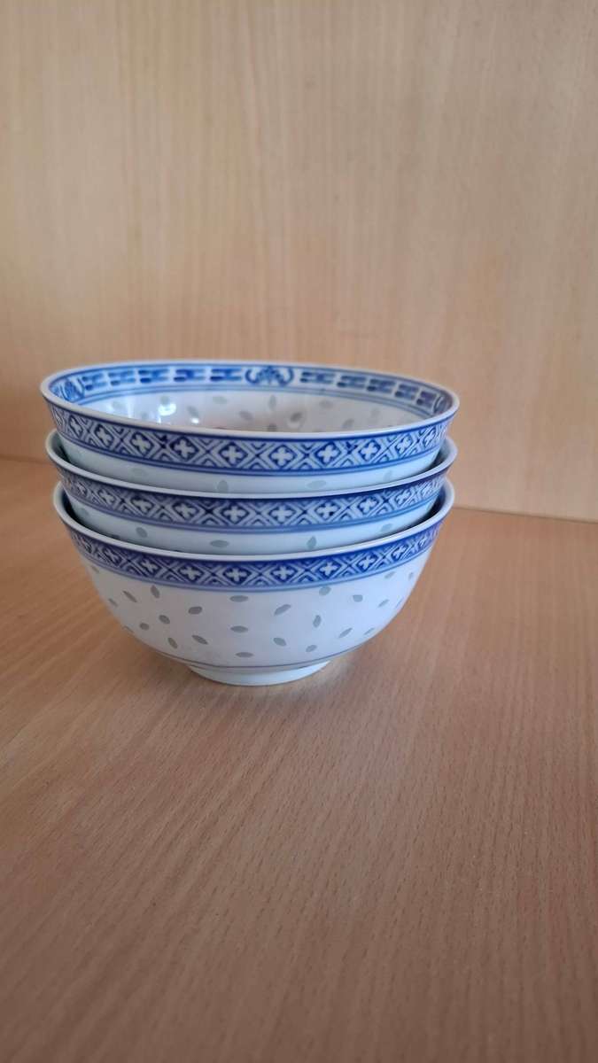 Round Blue & White Chinese Bowl - width 11cm height 6cm