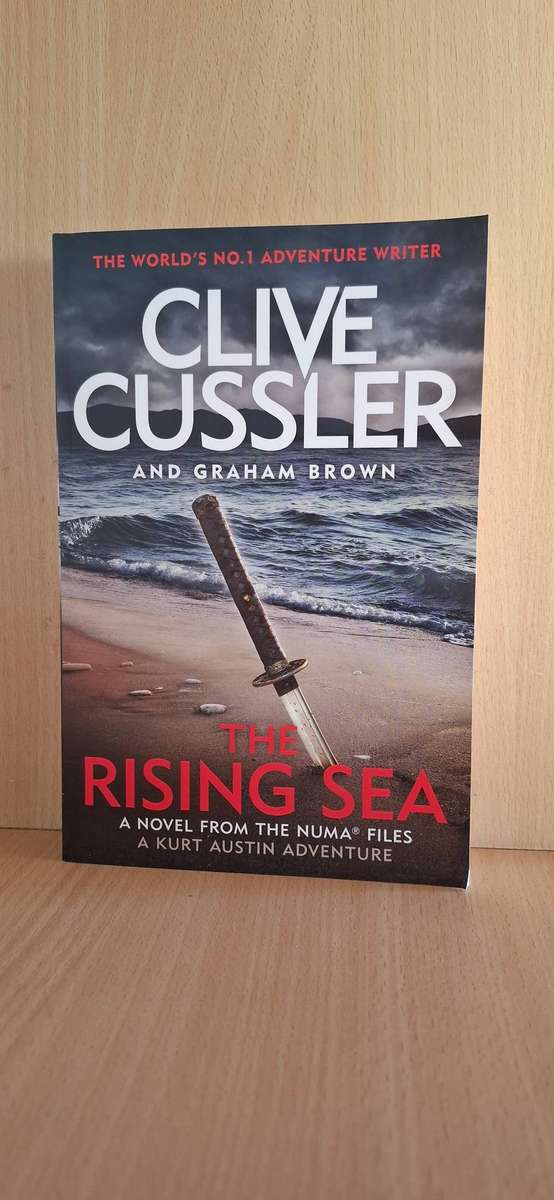 The Rising Sea : Clive Cussler (Large Paperback)