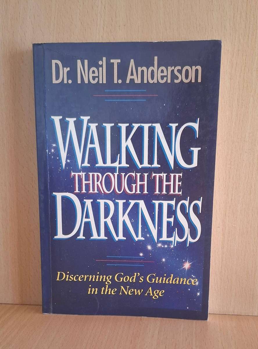 Walking Through The Darkness : Dr. Neil T. Anderson (Paperback)