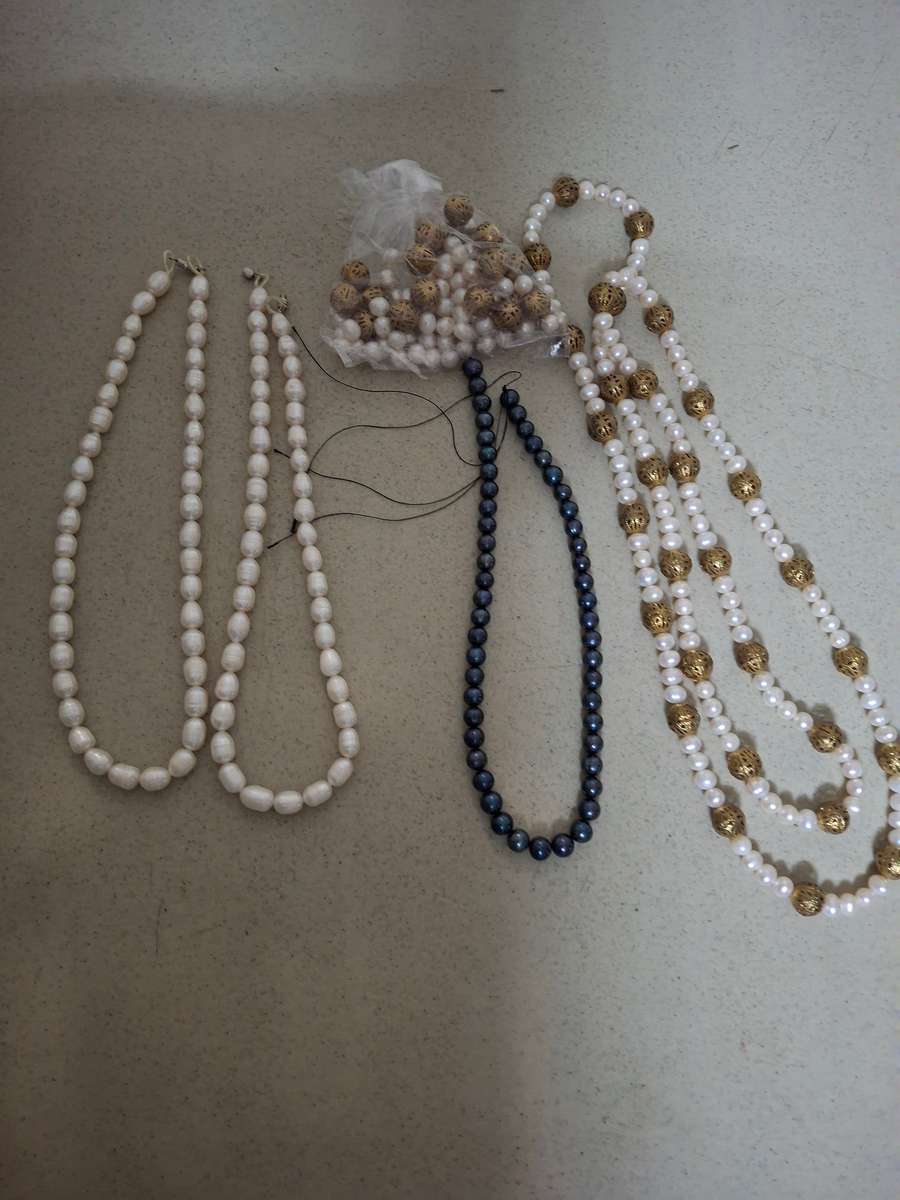 Nice lot of pearls and beads