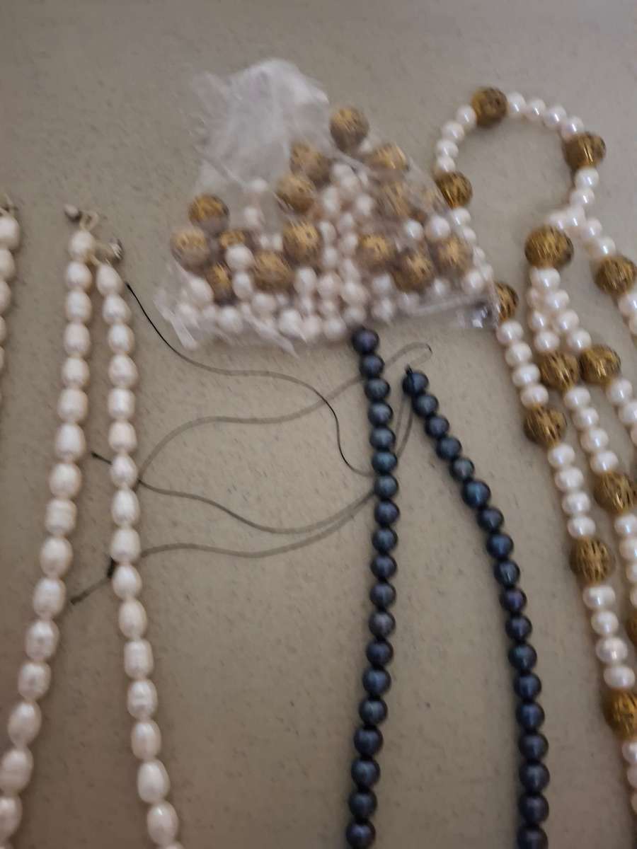 Nice lot of pearls and beads