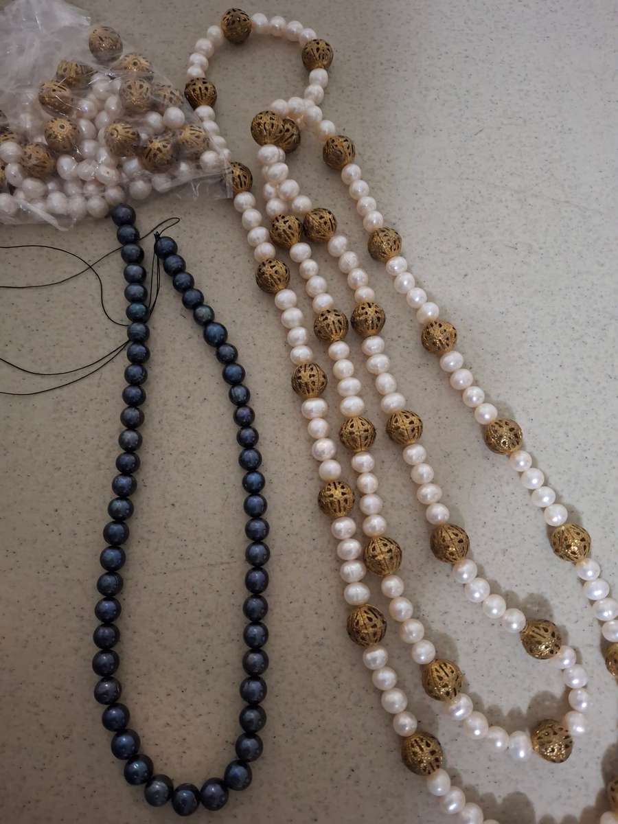 Nice lot of pearls and beads