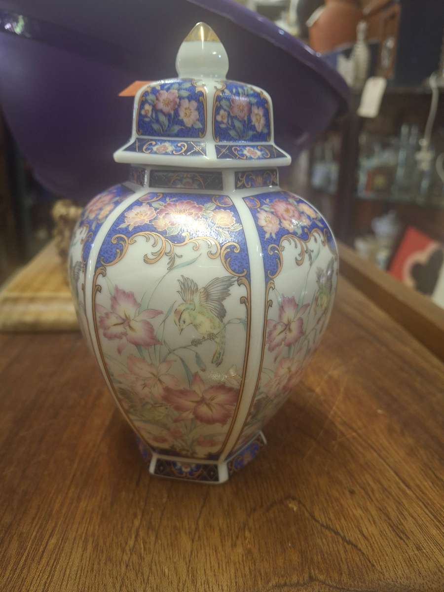 Small bird scene imari ginger jar