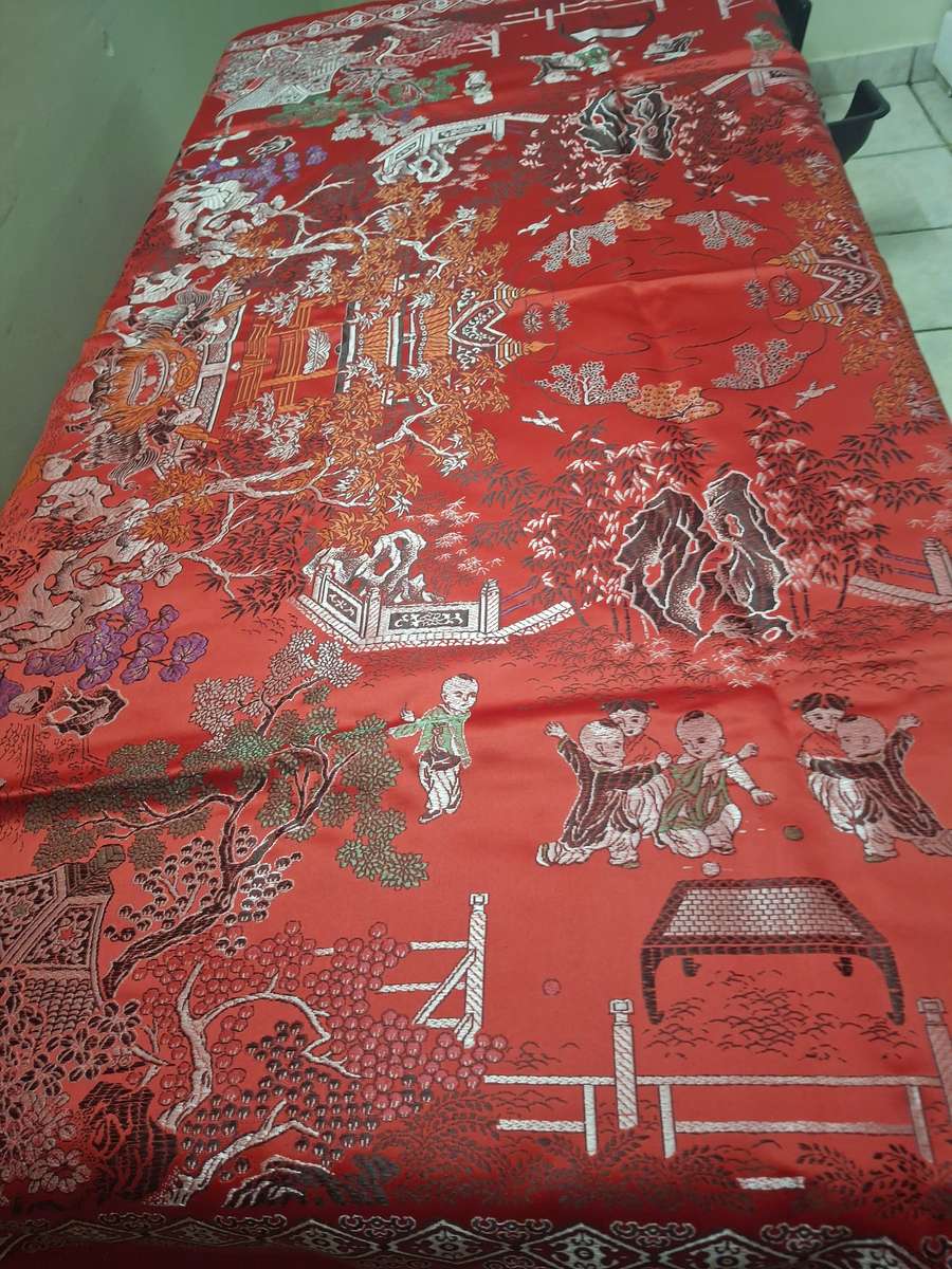 Stunning slik oriental scene table cloth