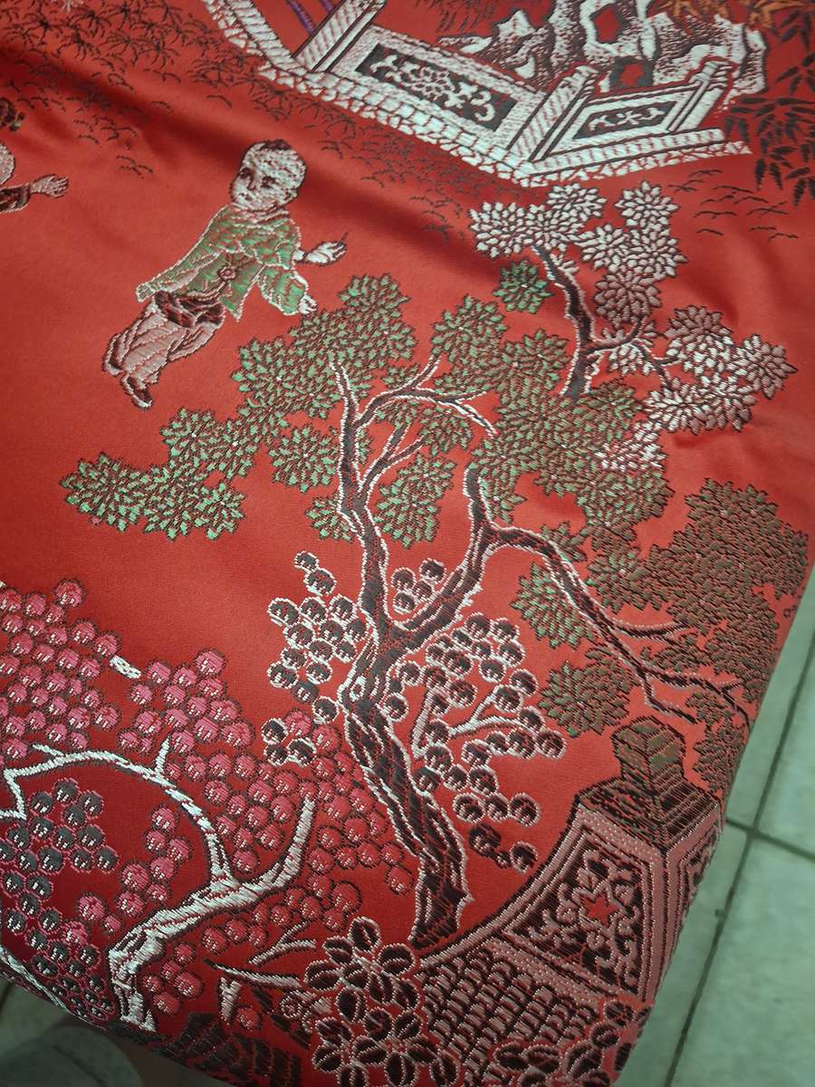 Stunning slik oriental scene table cloth