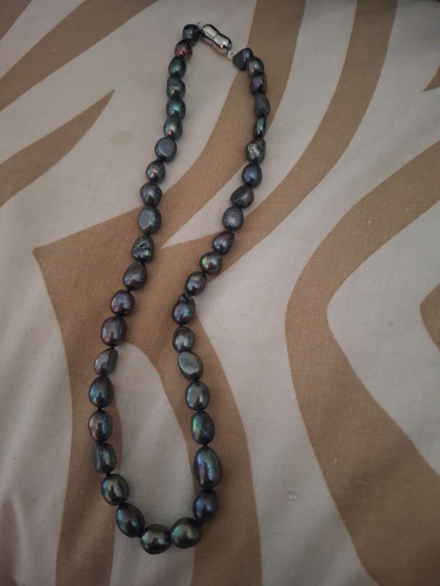 Ladies black pearl necklace