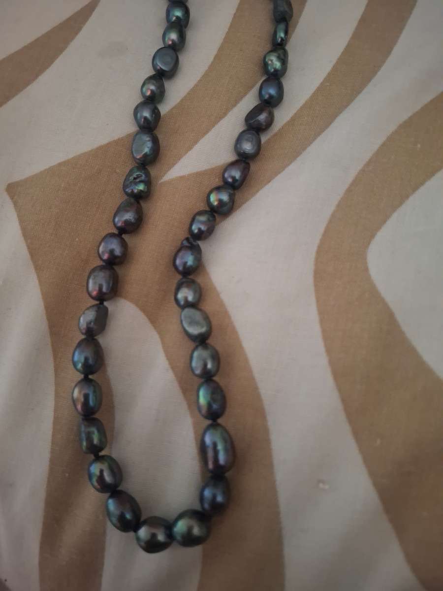 Ladies black pearl necklace