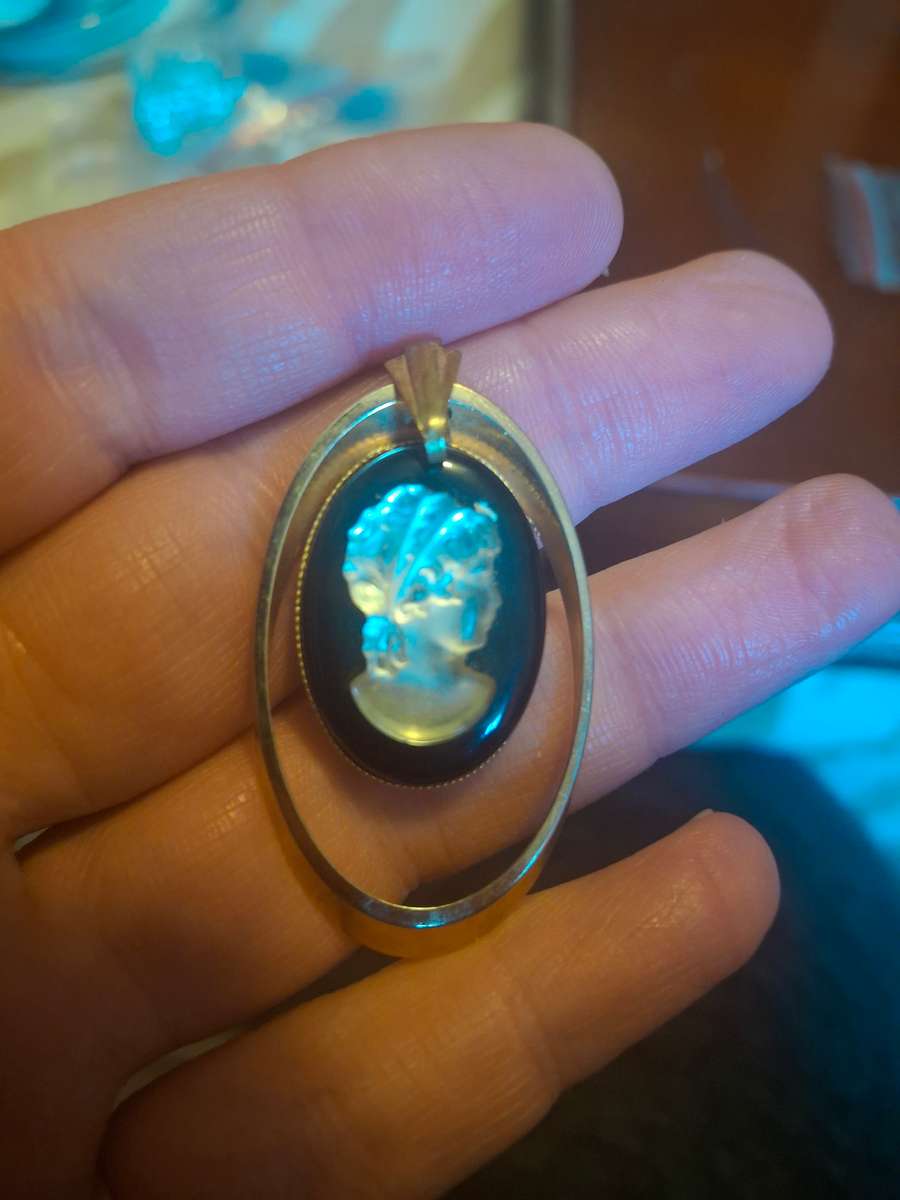 Costume cameo pendant