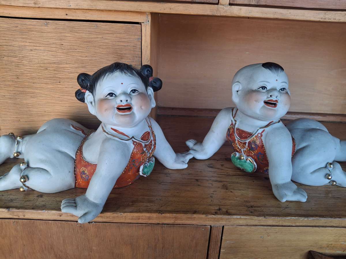 A pair of large procleain chinese babies